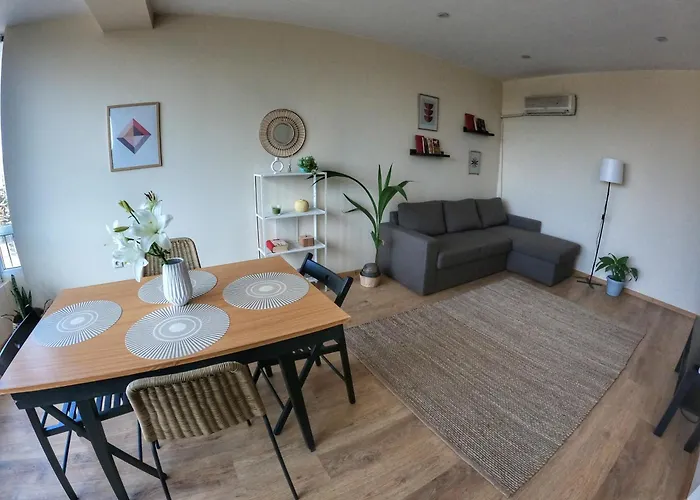 By The Cathedral, 1 Bed Flat Warna